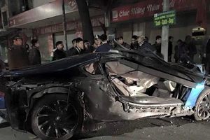 Xe sang BMW i8 xanh ngọc hiếm có bị bẹp giúm vì tai nạn