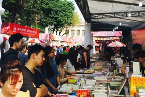 Chùm ảnh: Du xuân ở phố Sách Hà Nội