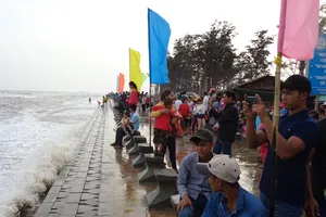 Tắm biển Ba Động, hai thanh thiếu niên bị sóng cuốn mất tích