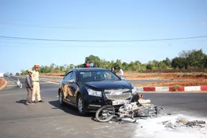 Va chạm với ô tô, cả người và xe máy cùng bị bốc cháy