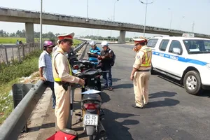 Liều lĩnh khiêng xe máy qua hàng rào vào chạy… đường cao tốc