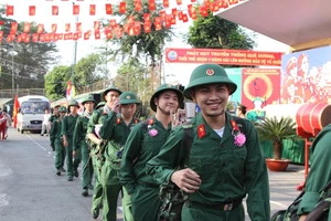 Chùm ảnh: Lễ giao quân tiễn thanh niên lên đường nhập ngũ