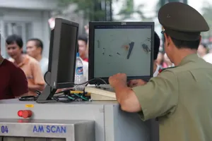 Bắt 2 hành khách Thái Lan mang súng qua sân bay Nội Bài