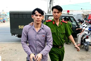 Hoãn xử vụ 'tuột quần để trộm gà chứ không phải để hiếp dâm'