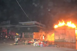 Lại cháy chợ, tiểu thương khóc ròng