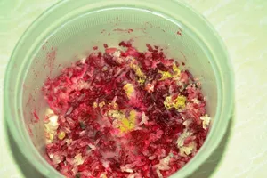 Cơm trắng ‘biến’ đỏ do… nước hột mồng tơi