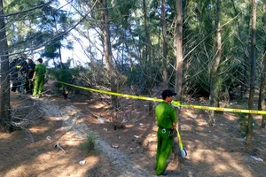 Phong tỏa, khám nghiệm hiện trường nơi chôn thi thể bé trai