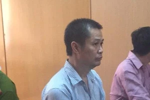 Người hất CSGT lên nắp capô xe được giảm án