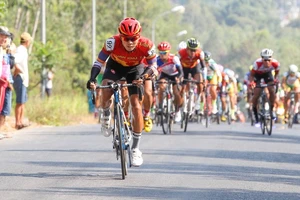 Huỳnh Thanh Tùng ‘xé’ áo vàng ở chặng đua bị rút ngắn lộ trình