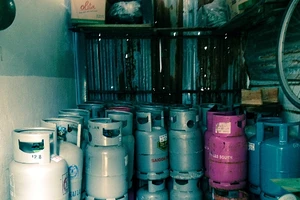 Phát hiện bốn cơ sở sang chiết gas trái phép số lượng lớn