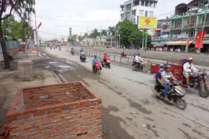 Chùm ảnh: Hồi hộp nhà trồi, sụt sau nâng đường