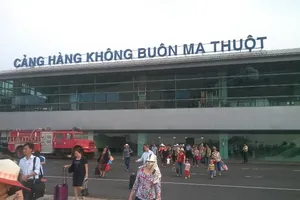 Sân bay Buôn Ma Thuột tê liệt vì hỏng đường băng