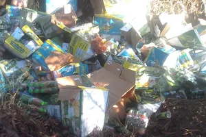 Nhiều sản phẩm hết hạn của Tân Hiệp Phát bị đổ trộm giữa rừng