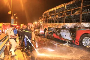Xe khách bốc cháy dữ dội, 35 hành khách thoát chết ngoạn mục