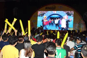 Chùm ảnh: Người Sài Gòn cùng nhịp đập Euro