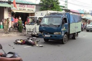 Qua đường ẩu, nam thanh niên tông thẳng vào xe tải nguy kịch