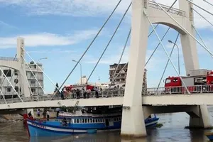 Bạn đọc hiến kế cứu tàu kẹt dưới gầm cầu sông Cà Ty