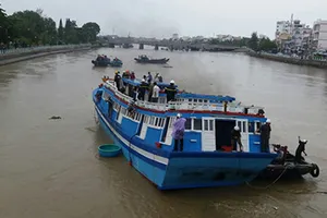Giải cứu thành công con tàu mắc kẹt dưới cầu Lê Hồng Phong