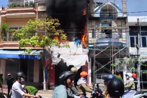 Cháy lớn ở một cửa hàng buôn bán tranh