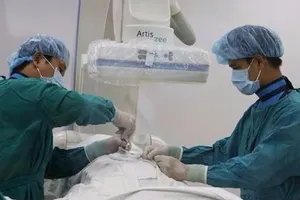 Bơm… xi măng để điều trị bệnh xẹp đốt sống