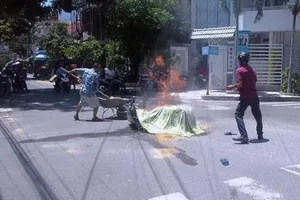 Va quẹt với xe cùng chiều, xe Attila bốc cháy dữ dội 