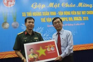 Xạ thủ Hoàng Xuân Vinh được vinh danh tại quê nhà