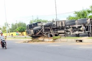 Xe tải chở đất bị lật, tài xế may mắn thoát chết 
