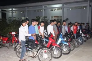 Vĩnh Long: Công an ‘hốt’ trọn 1 nhóm đua xe trái phép khủng