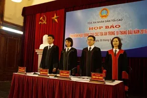 Công bố trang phục xét xử mới của thẩm phán các cấp