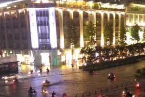 Người Sài Gòn choáng váng với cơn mưa tối tăm trời đất