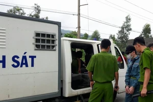 Thực nghiệm hiện trường ‘sát thủ’ bắn giám đốc