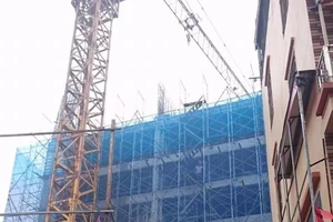 Hà Nội: Sập giàn giáo 6 công nhân thương vong