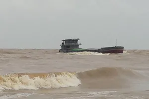 Lặn tìm thuyền viên mất tích trên tàu hàng 