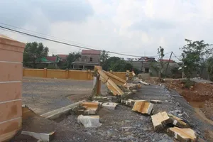 Chợ mới xây chưa đưa vào sử dụng thì bị lũ đánh sập 