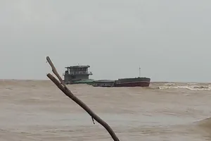 Bàn phương án cứu hộ tàu 1.000 tấn mắc cạn do lũ