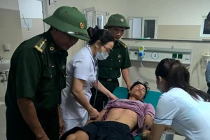 Cứu sống 4 thuyền viên trôi dạt hơn 100 km trên biển