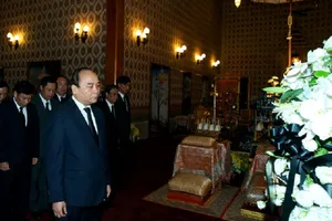 Thủ tướng Nguyễn Xuân Phúc viếng nhà vua Thái Lan