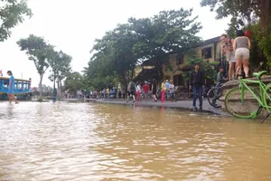 Hội An: Dân lo lắng lũ về trong đêm