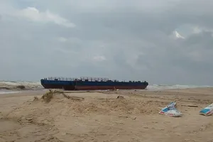 3 thuyền viên lênh đênh trên tàu chết máy ngoài biển