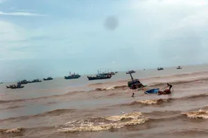 Sóng lớn đánh chìm 6 tàu thuyền trên cửa biển La Gi