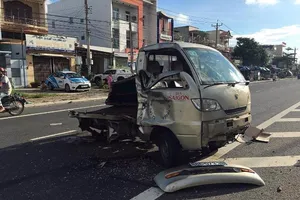 Xe tải tông xe chở bia ‘bay’ qua dải phân cách