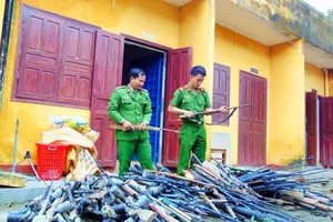 Quảng Nam: Người dân giao nộp gần 200 khẩu súng tự chế