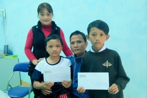 Báo Pháp Luật TPHCM trao quà Tết cho người nghèo 