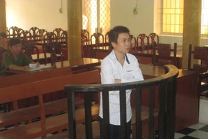 Để bé gái chơi gần chú họ là giao trứng cho ác