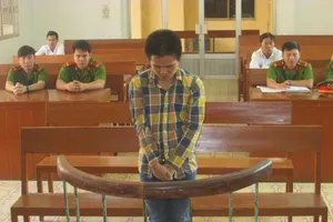 Nhóm bạn nhậu cùng giở trò đồi bại với bạn gái nhỏ tuổi