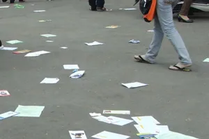 Mới: Phạt cả người phát tờ rơi và người quảng cáo