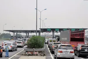 Nộp phí sử dụng đường bộ không cần dừng xe