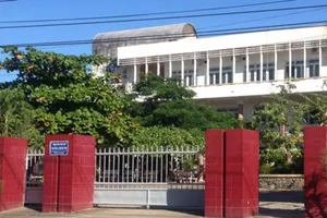 Truy tố cán bộ trường bỏ tiền 'âm phủ' vào két 