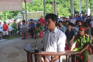 Xô 3 dân quân xuống sông rồi lái tàu bỏ chạy