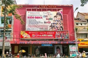 Xét xử vụ diễn viên Ngọc Trinh kiện Nhà hát kịch TP